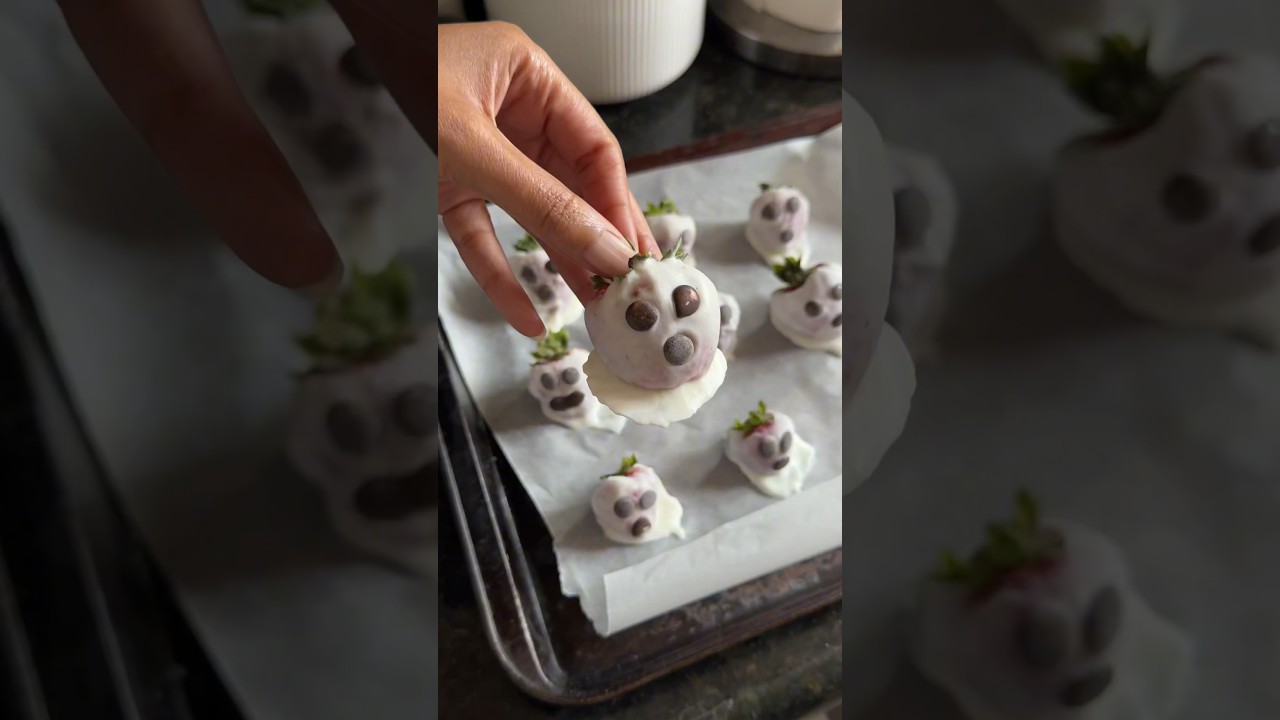 Strawberry ghosts👻🍓 #halloween #halloweentreats #healthysnack #easyrecipe #spookyseason #aesthetic