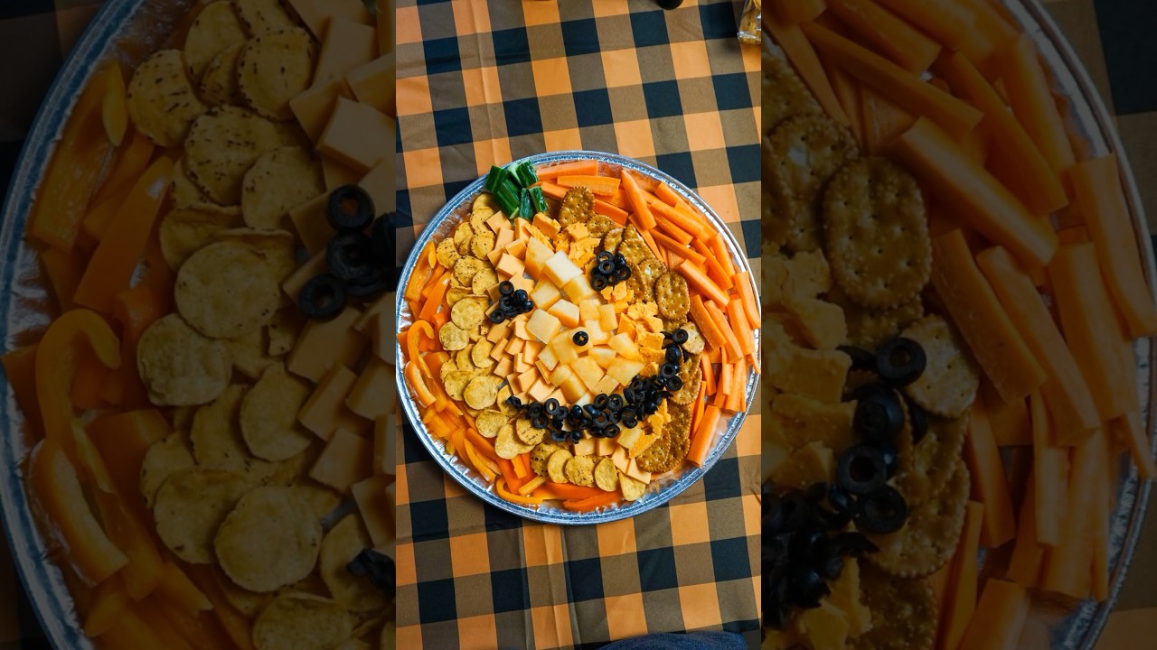 Looking for a last minute idea for Halloween themed snacks? Try a Jack O Lantern Charcuterie Board🎃
